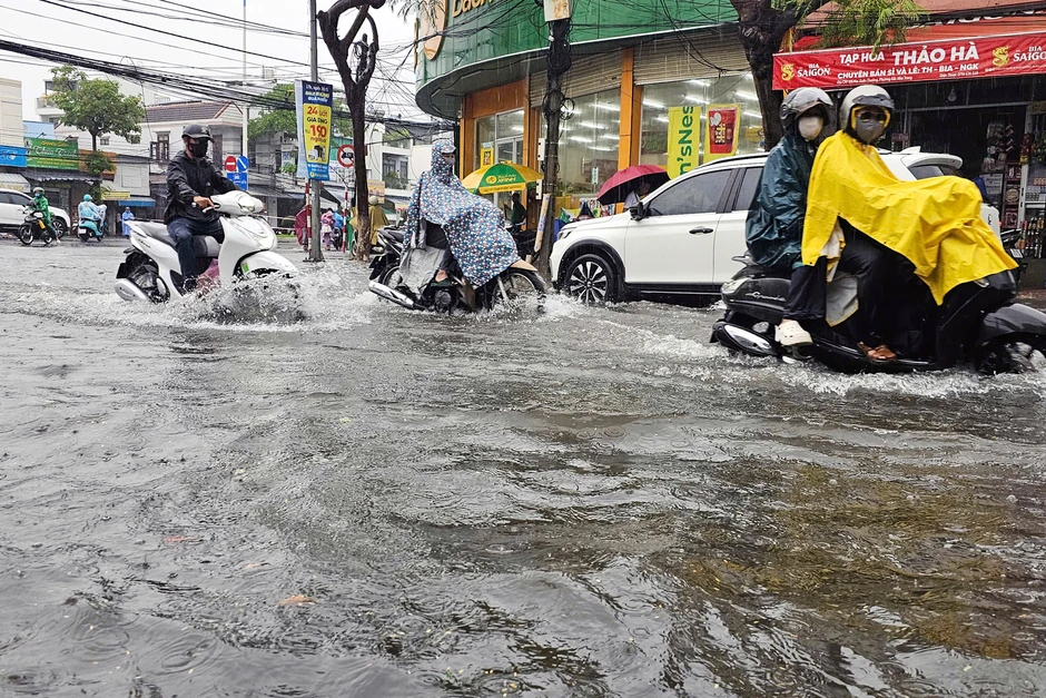 Nhiều tuyến đường ở Nha Trang ngập sâu sau mưa lớn Nhiều tuyến đường ở Nha Trang ngập sâu sau mưa lớn