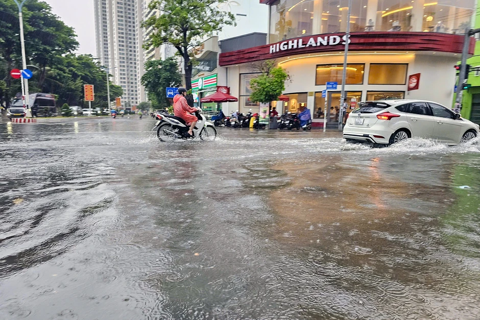 Nhiều tuyến đường ở Nha Trang ngập sâu sau mưa lớn Nhiều tuyến đường ở Nha Trang ngập sâu sau mưa lớn