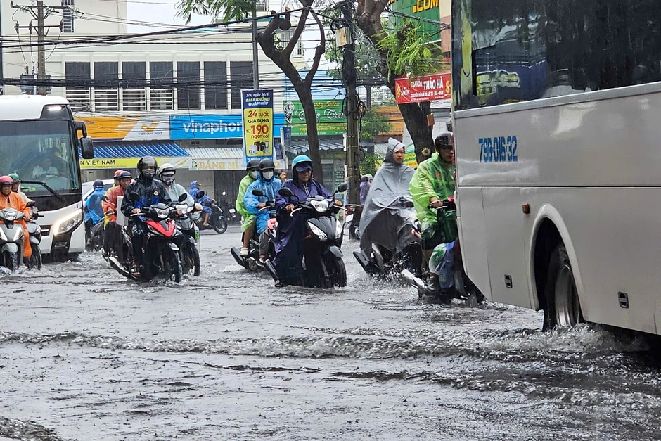 Nhiều tuyến đường ở Nha Trang ngập sâu sau mưa lớn Nhiều tuyến đường ở Nha Trang ngập sâu sau mưa lớn