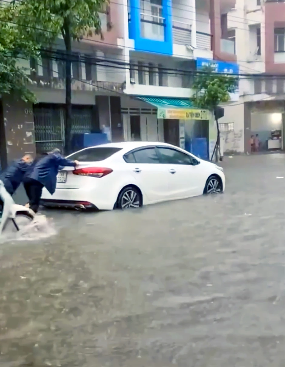 Nhiều tuyến đường ở Nha Trang ngập sâu sau mưa lớn Nhiều tuyến đường ở Nha Trang ngập sâu sau mưa lớn