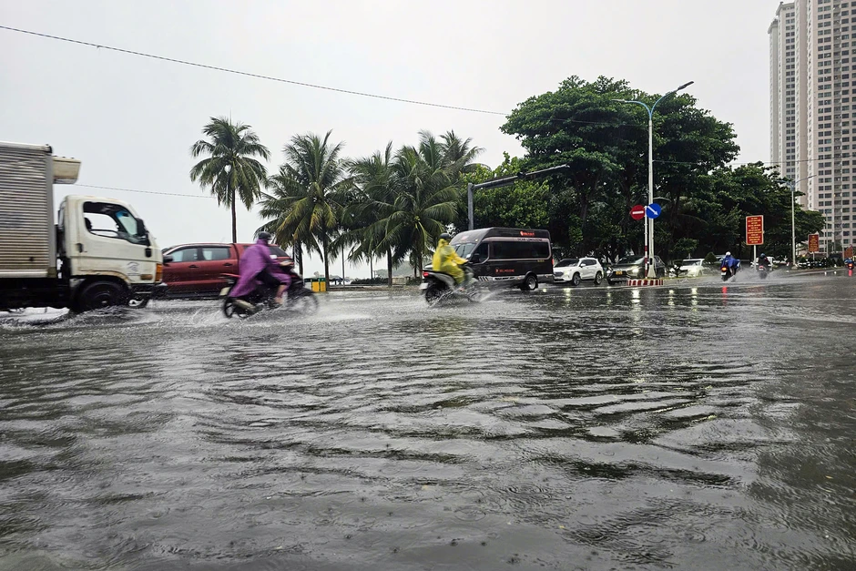 Nhiều tuyến đường ở Nha Trang ngập sâu sau mưa lớn Nhiều tuyến đường ở Nha Trang ngập sâu sau mưa lớn