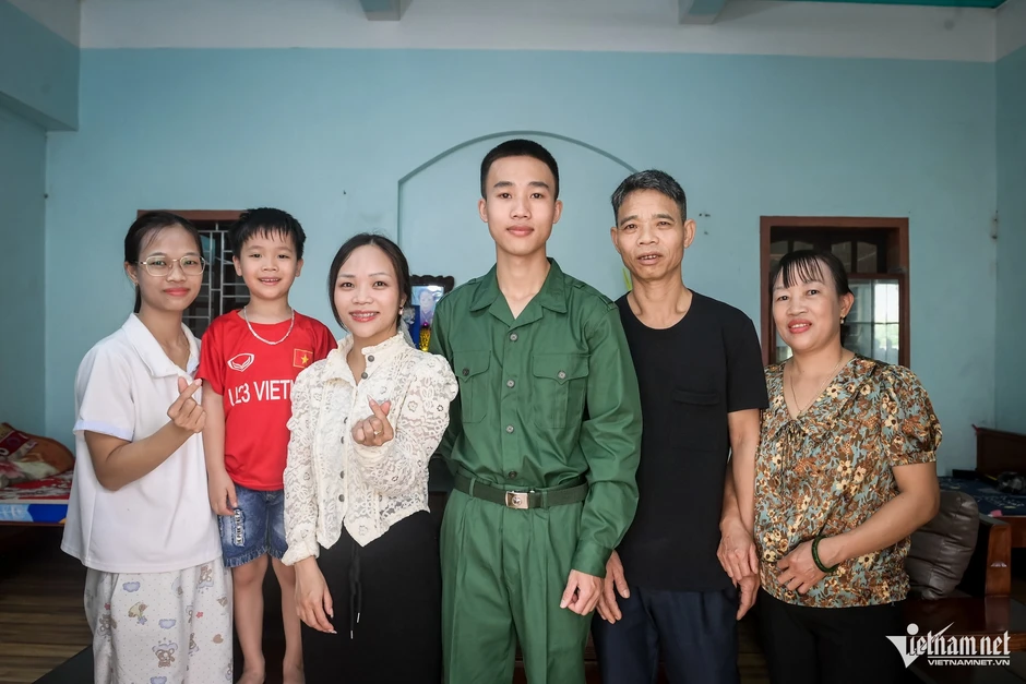 Những chàng trai viết đơn tình nguyện nhập ngũ, sẵn sàng khoác màu áo lính Những chàng trai viết đơn tình nguyện nhập ngũ, sẵn sàng khoác màu áo lính