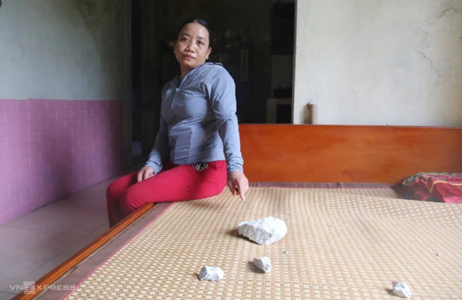 Nổ mìn khai thác đá, nhiều nhà dân bị thủng mái Nổ mìn khai thác đá, nhiều nhà dân bị thủng mái