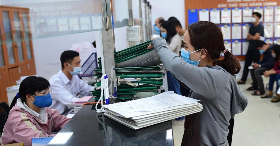 Nữ cán bộ yêu cầu 2 con của cụ 97 tuổi lên trung tâm làm ủy quyền là đúng hay sai? Nữ cán bộ yêu cầu 2 con của cụ 97 tuổi lên trung tâm làm ủy quyền là đúng hay sai?