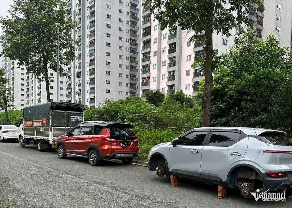 Nữ chủ ô tô kể phút biết xe bị tháo mất 2 bánh khi đỗ ở khu đô thị Hà Nội Nữ chủ ô tô kể phút biết xe bị tháo mất 2 bánh khi đỗ ở khu đô thị Hà Nội