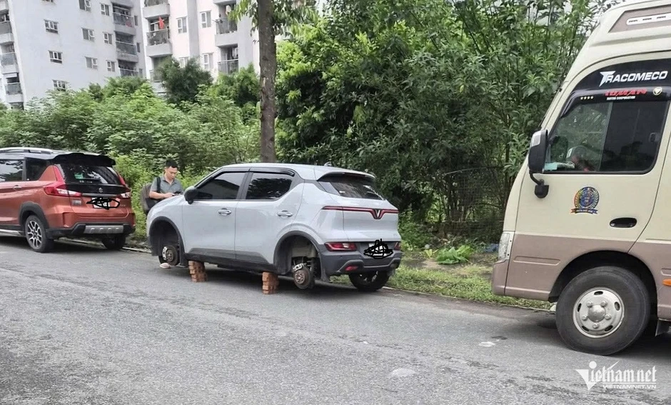 Nữ chủ ô tô kể phút biết xe bị tháo mất 2 bánh khi đỗ ở khu đô thị Hà Nội Nữ chủ ô tô kể phút biết xe bị tháo mất 2 bánh khi đỗ ở khu đô thị Hà Nội