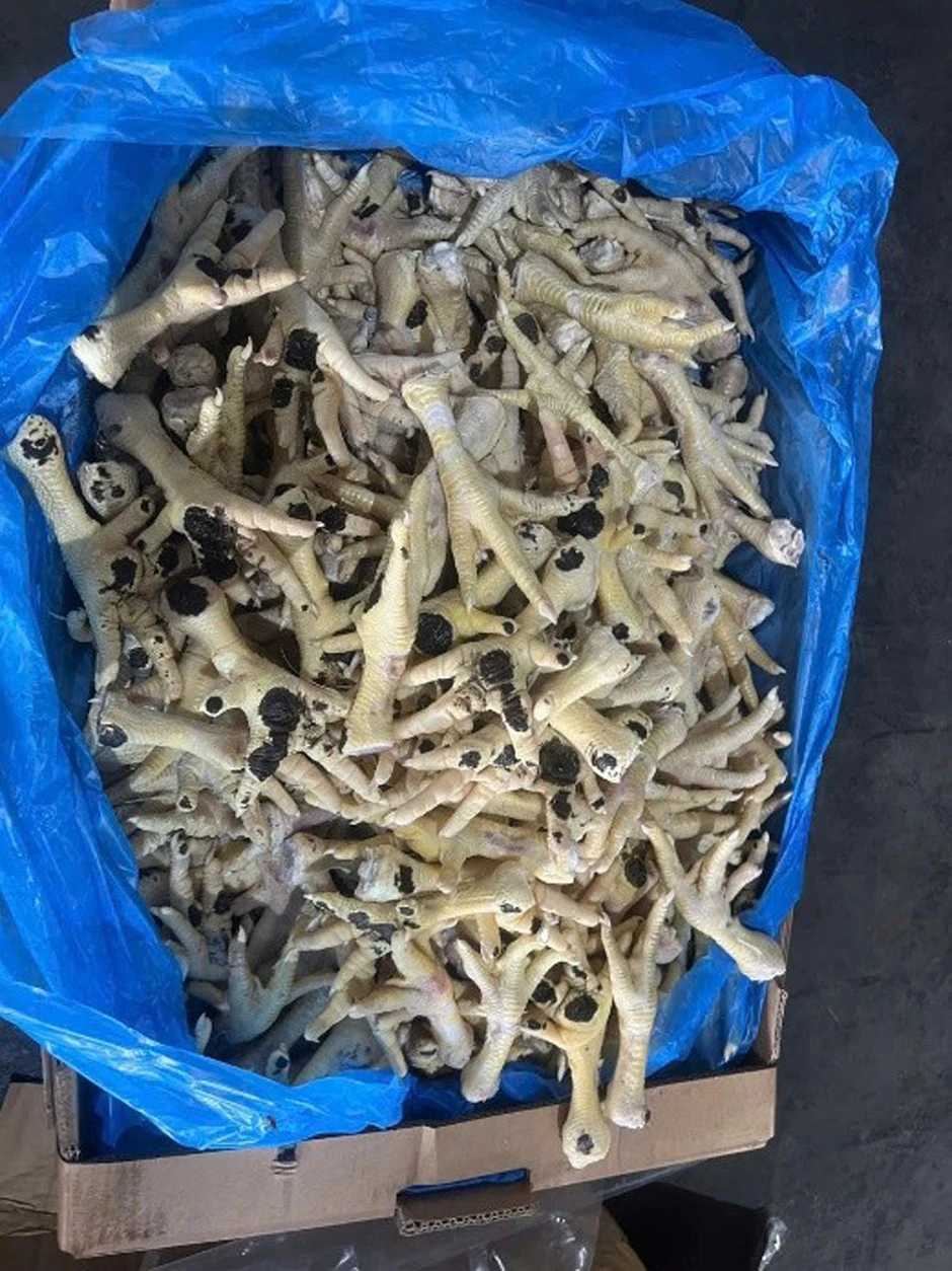 Nữ giám đốc ở Hà Nội bị khởi tố vì buôn lậu hàng nghìn tấn chân gà đông lạnh Nữ giám đốc ở Hà Nội bị khởi tố vì buôn lậu hàng nghìn tấn chân gà đông lạnh