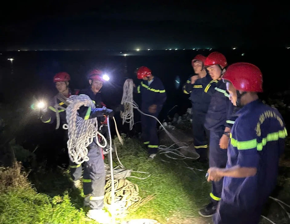 Nữ sinh viên rơi xuống vực sâu khi chụp ảnh ở bán đảo Sơn Trà Nữ sinh viên rơi xuống vực sâu khi chụp ảnh ở bán đảo Sơn Trà