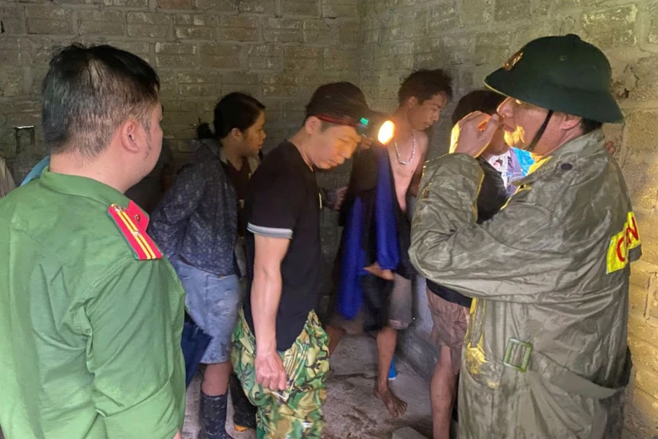 Nước dâng bịt lối ra, ba người đi chơi hang mắc kẹt suốt 2 ngày