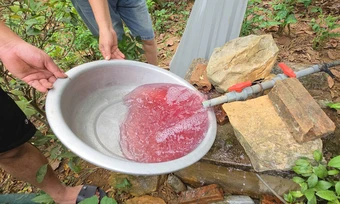 Nước giếng khoan ở Thanh Hóa đổi màu tím bất thường