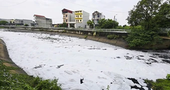 Nước kênh đen đặc, nổi bọt trắng bay cả vào nhà dân ở Bắc Ninh