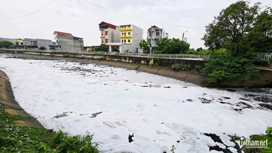 Nước kênh đen đặc, nổi bọt trắng bay cả vào nhà: UBND tỉnh chỉ đạo xử lý dứt điểm