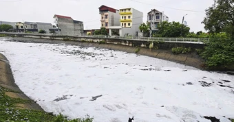 Nước kênh đen đặc, nổi bọt trắng bay cả vào nhà: UBND tỉnh chỉ đạo xử lý dứt điểm