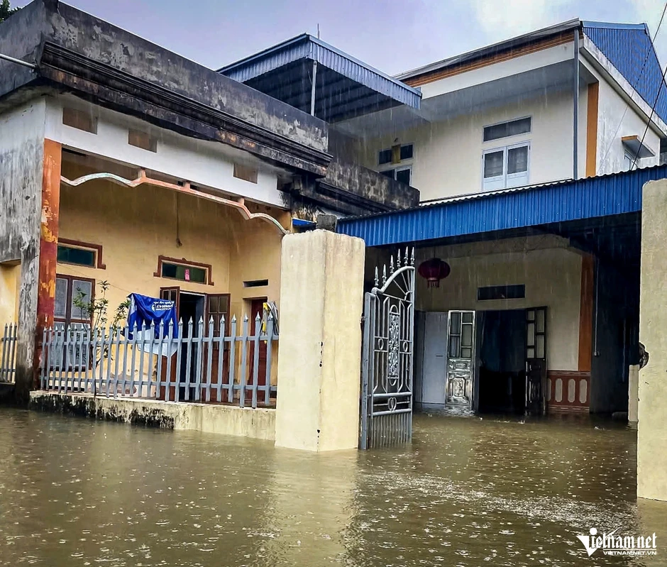 Nước sông dâng cao, hơn 3.000 hộ dân Ninh Bình 'chơi vơi' giữa dòng lũ Nước sông dâng cao, hơn 3.000 hộ dân Ninh Bình 'chơi vơi' giữa dòng lũ