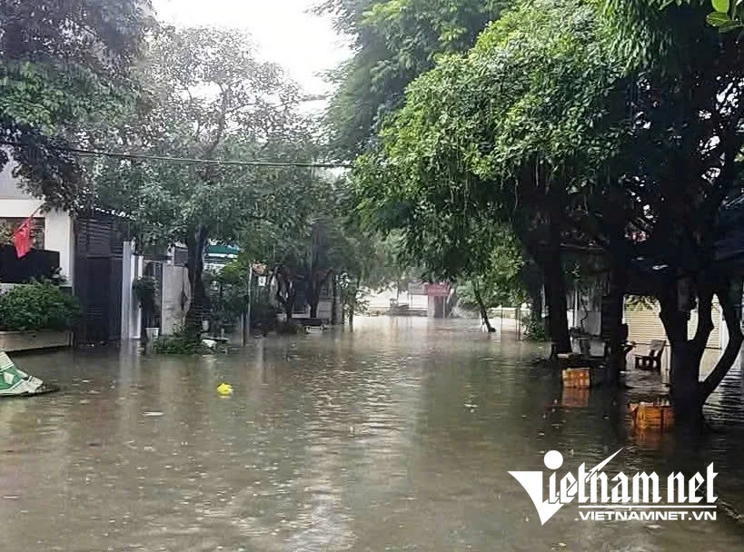 Nước sông dâng cao, hơn 3.000 hộ dân Ninh Bình 'chơi vơi' giữa dòng lũ Nước sông dâng cao, hơn 3.000 hộ dân Ninh Bình 'chơi vơi' giữa dòng lũ