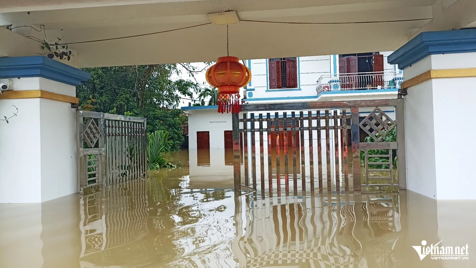 Nước sông dâng cao, hơn 3.000 hộ dân Ninh Bình 'chơi vơi' giữa dòng lũ Nước sông dâng cao, hơn 3.000 hộ dân Ninh Bình 'chơi vơi' giữa dòng lũ