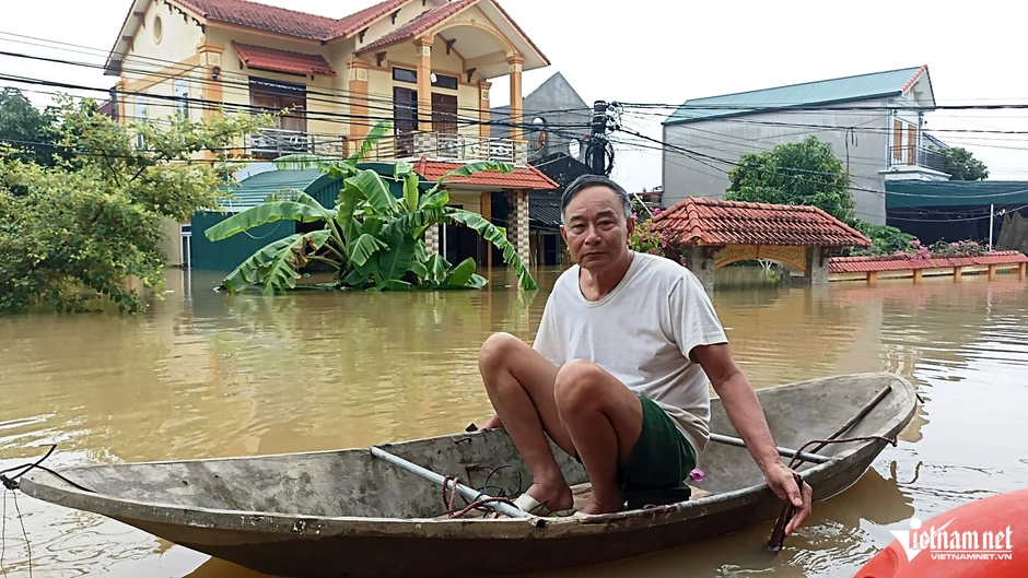 Nước sông dâng cao, hơn 3.000 hộ dân Ninh Bình 'chơi vơi' giữa dòng lũ Nước sông dâng cao, hơn 3.000 hộ dân Ninh Bình 'chơi vơi' giữa dòng lũ