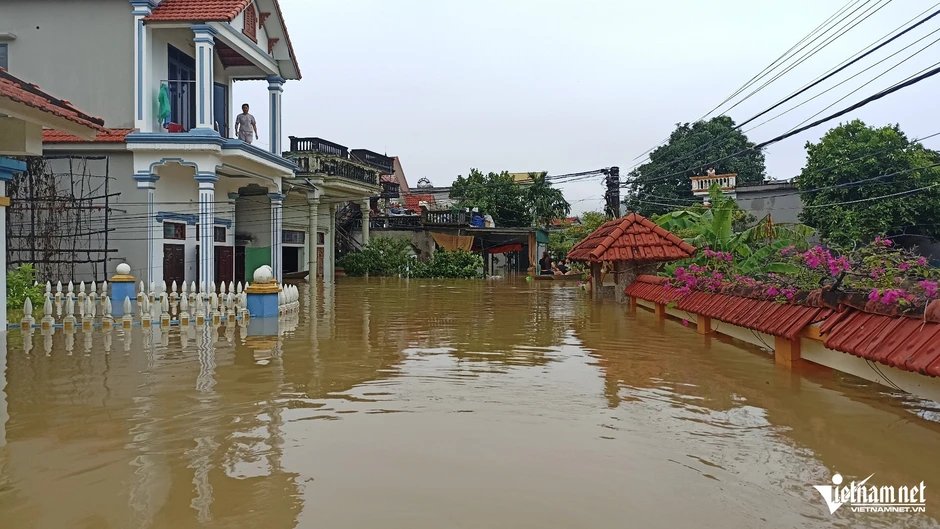 Nước sông dâng cao, hơn 3.000 hộ dân Ninh Bình 'chơi vơi' giữa dòng lũ Nước sông dâng cao, hơn 3.000 hộ dân Ninh Bình 'chơi vơi' giữa dòng lũ