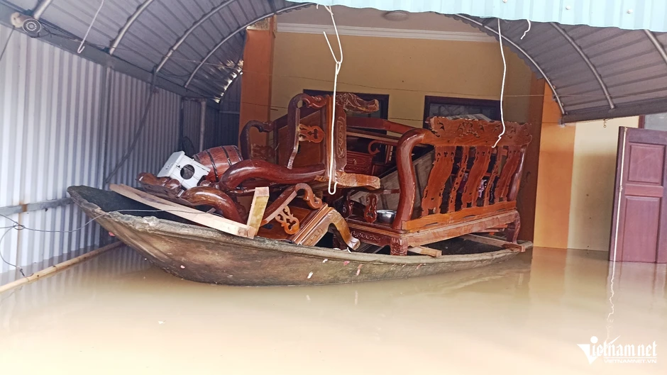 Nước sông dâng cao, hơn 3.000 hộ dân Ninh Bình 'chơi vơi' giữa dòng lũ Nước sông dâng cao, hơn 3.000 hộ dân Ninh Bình 'chơi vơi' giữa dòng lũ