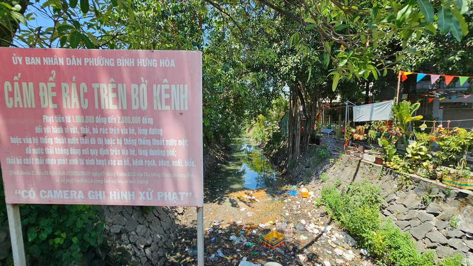 Ô nhiễm kênh 19 Tháng 5 ở TP.HCM: Rác thải bủa vây, nước đen bốc mùi thối