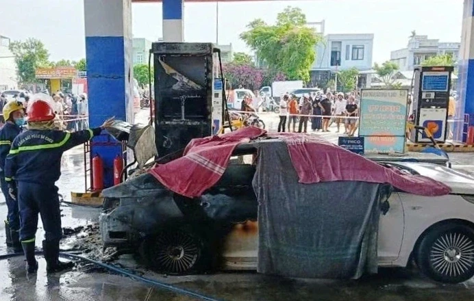 Ô tô bốc cháy khi đổ xăng ở Đà Nẵng: Danh tính 2 người tử vong Ô tô bốc cháy khi đổ xăng ở Đà Nẵng: Danh tính 2 người tử vong