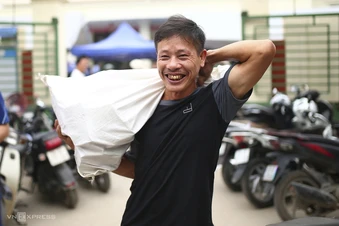 Ôm bao tải nhận tiền đền bù đất - Báo TinVina