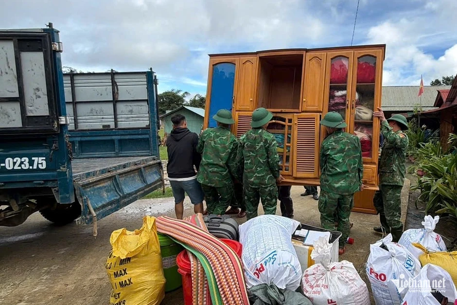 Phát hiện nhiều vết nứt dài trên núi, xã biên giới Đà Nẵng sơ tán hơn 130 người Phát hiện nhiều vết nứt dài trên núi, xã biên giới Đà Nẵng sơ tán hơn 130 người