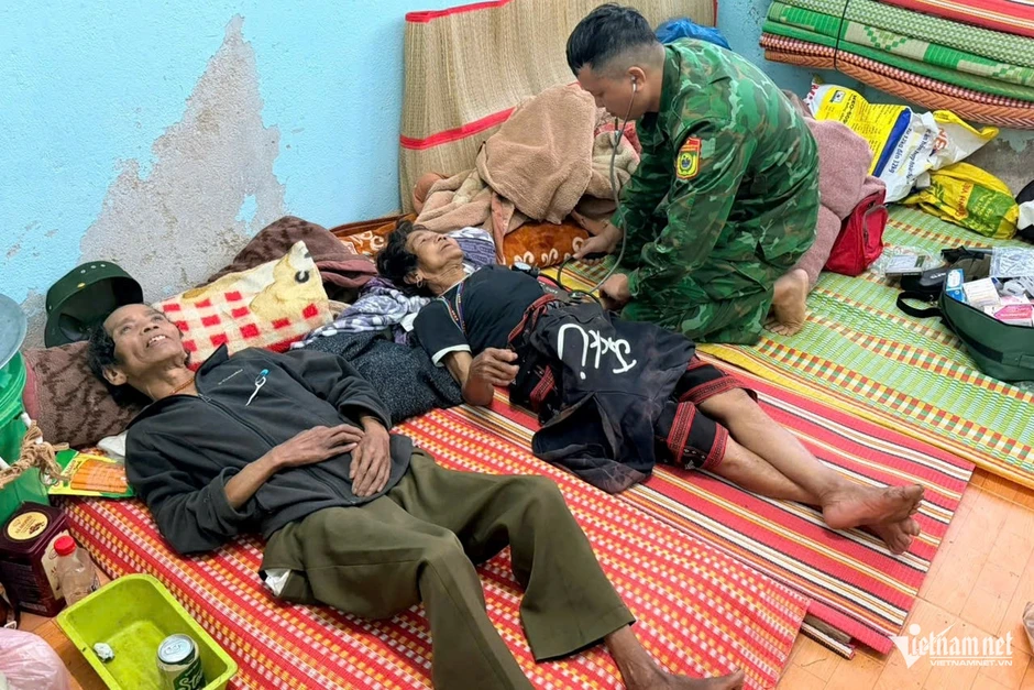 Phát hiện nhiều vết nứt dài trên núi, xã biên giới Đà Nẵng sơ tán hơn 130 người Phát hiện nhiều vết nứt dài trên núi, xã biên giới Đà Nẵng sơ tán hơn 130 người
