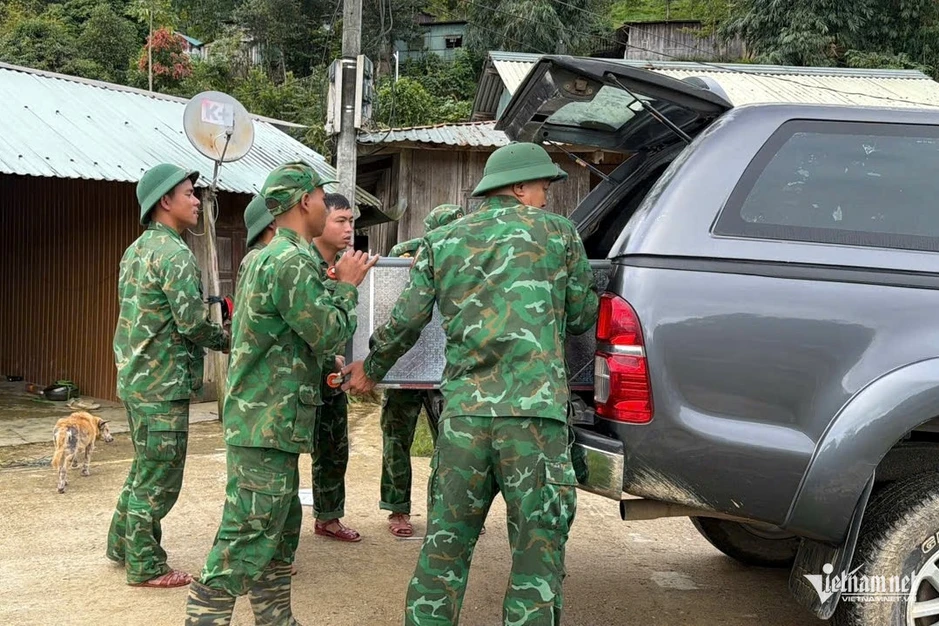 Phát hiện nhiều vết nứt dài trên núi, xã biên giới Đà Nẵng sơ tán hơn 130 người Phát hiện nhiều vết nứt dài trên núi, xã biên giới Đà Nẵng sơ tán hơn 130 người