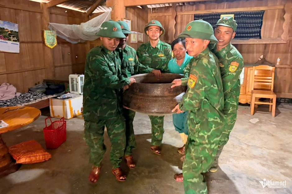 Phát hiện nhiều vết nứt dài trên núi, xã biên giới Đà Nẵng sơ tán hơn 130 người Phát hiện nhiều vết nứt dài trên núi, xã biên giới Đà Nẵng sơ tán hơn 130 người