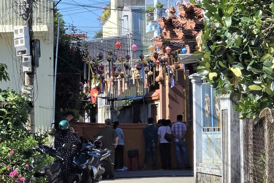 Phát hiện thi thể bé gái sơ sinh trong túi xách trước cổng chùa Phát hiện thi thể bé gái sơ sinh trong túi xách trước cổng chùa