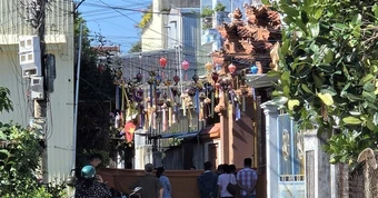 Phát hiện thi thể bé gái sơ sinh trong túi xách trước cổng chùa