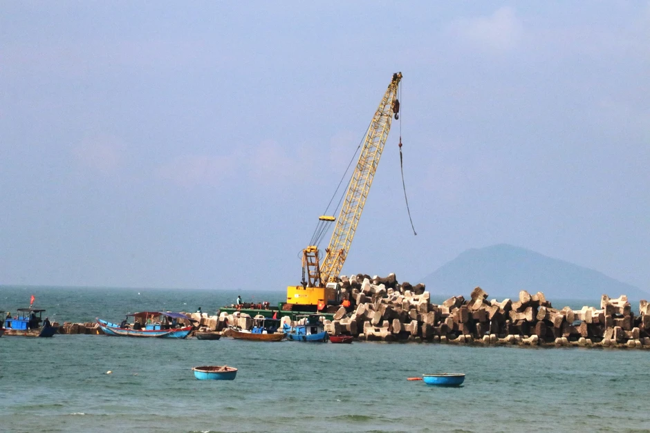 Phường nói gì về nghi đổ chất thải xuống biển Hội An khi thi công kè?