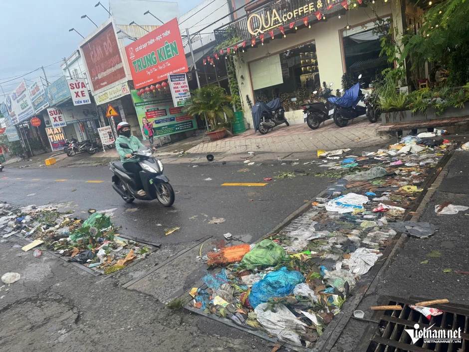 Quốc lộ biến thành 'sông', nước đục ngầu cuốn trôi xe máy của nam thanh niên