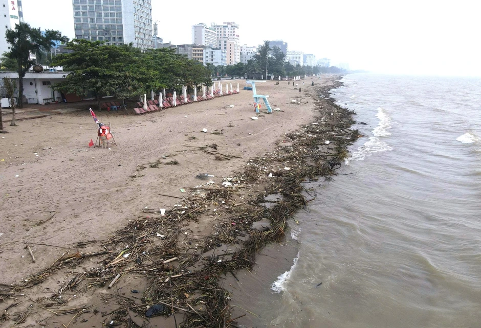Rác thải trôi dạt phủ kín bãi biển Sầm Sơn sau mưa lũ Rác thải trôi dạt phủ kín bãi biển Sầm Sơn sau mưa lũ