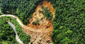 Sạt lở 6.000m³ đất đá lấp kín đường, cô lập xóm hơn 100 người