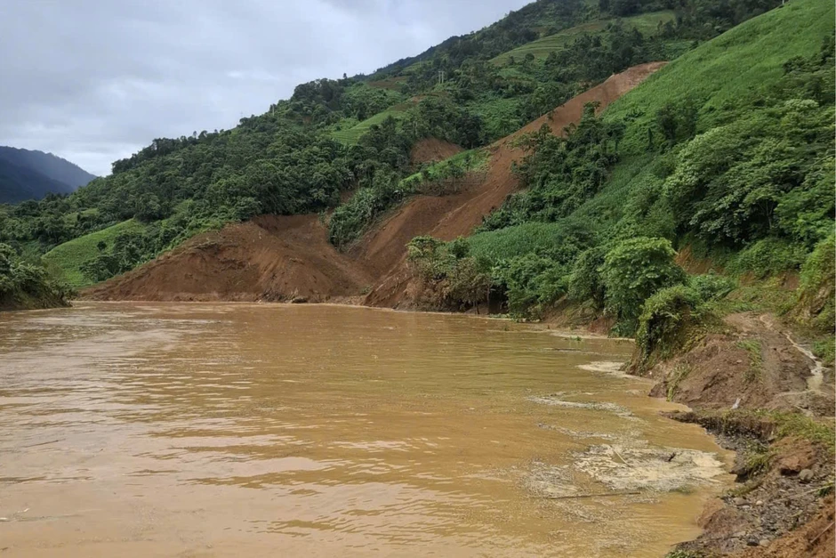 Sạt lở nghiêm trọng ở Lào Cai, 1 người nghi bị đất đá vùi lấp Sạt lở nghiêm trọng ở Lào Cai, 1 người nghi bị đất đá vùi lấp