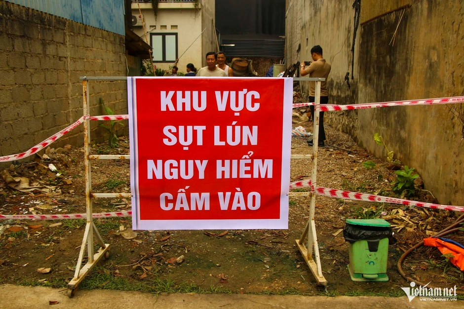 Sau tiếng rầm, hố sâu 5m bất ngờ xuất hiện sát móng nhà dân ở Thái Nguyên Sau tiếng rầm, hố sâu 5m bất ngờ xuất hiện sát móng nhà dân ở Thái Nguyên