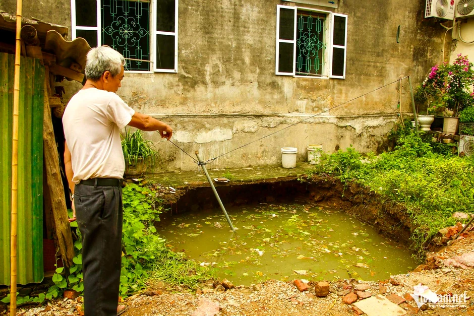 Sau tiếng rầm, hố sâu 5m bất ngờ xuất hiện sát móng nhà dân ở Thái Nguyên Sau tiếng rầm, hố sâu 5m bất ngờ xuất hiện sát móng nhà dân ở Thái Nguyên
