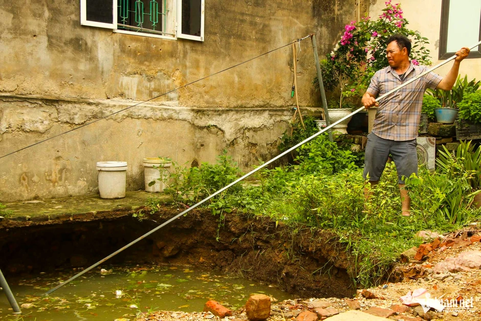Sau tiếng rầm, hố sâu 5m bất ngờ xuất hiện sát móng nhà dân ở Thái Nguyên Sau tiếng rầm, hố sâu 5m bất ngờ xuất hiện sát móng nhà dân ở Thái Nguyên