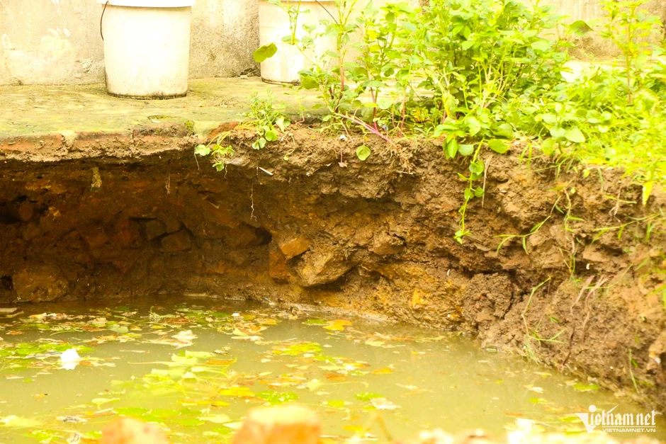 Sau tiếng rầm, hố sâu 5m bất ngờ xuất hiện sát móng nhà dân ở Thái Nguyên Sau tiếng rầm, hố sâu 5m bất ngờ xuất hiện sát móng nhà dân ở Thái Nguyên