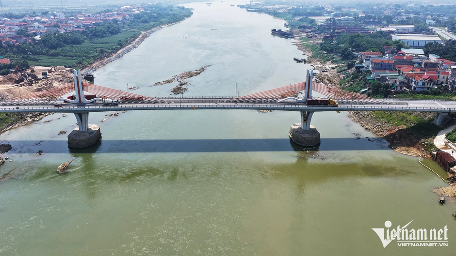 Sông Lô cạn nước, lộ cả móng trụ cầu Vĩnh Phú Sông Lô cạn nước, lộ cả móng trụ cầu Vĩnh Phú