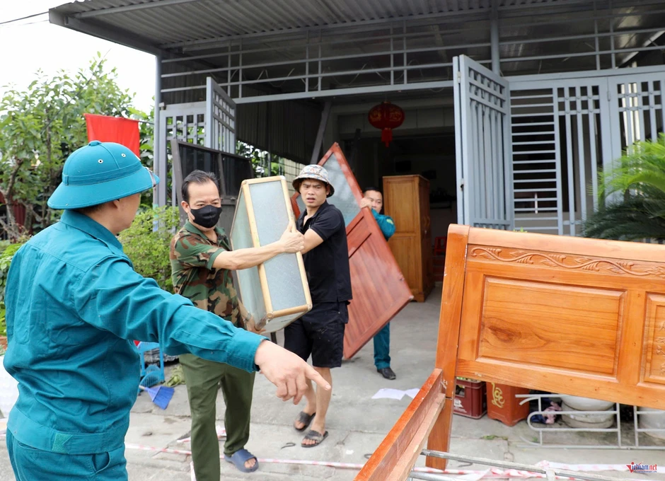 Sông Thao cạn vẫn sạt lở, người dân phải thốt lên 'mất nửa nhà trong một ngày' Sông Thao cạn vẫn sạt lở, người dân phải thốt lên 'mất nửa nhà trong một ngày'