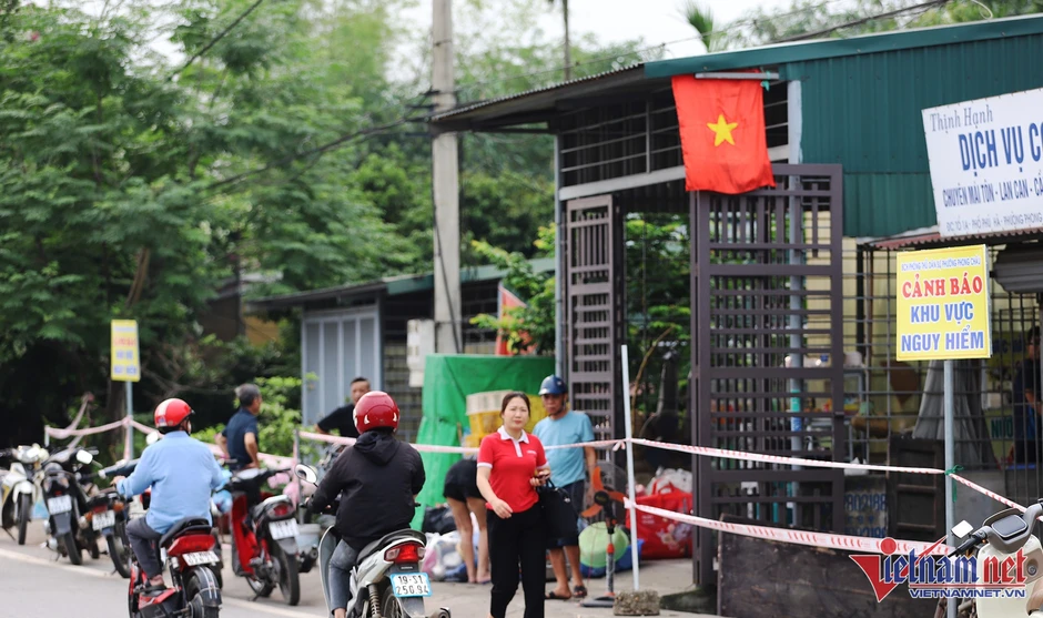 Sông Thao cạn vẫn sạt lở, người dân phải thốt lên 'mất nửa nhà trong một ngày' Sông Thao cạn vẫn sạt lở, người dân phải thốt lên 'mất nửa nhà trong một ngày'