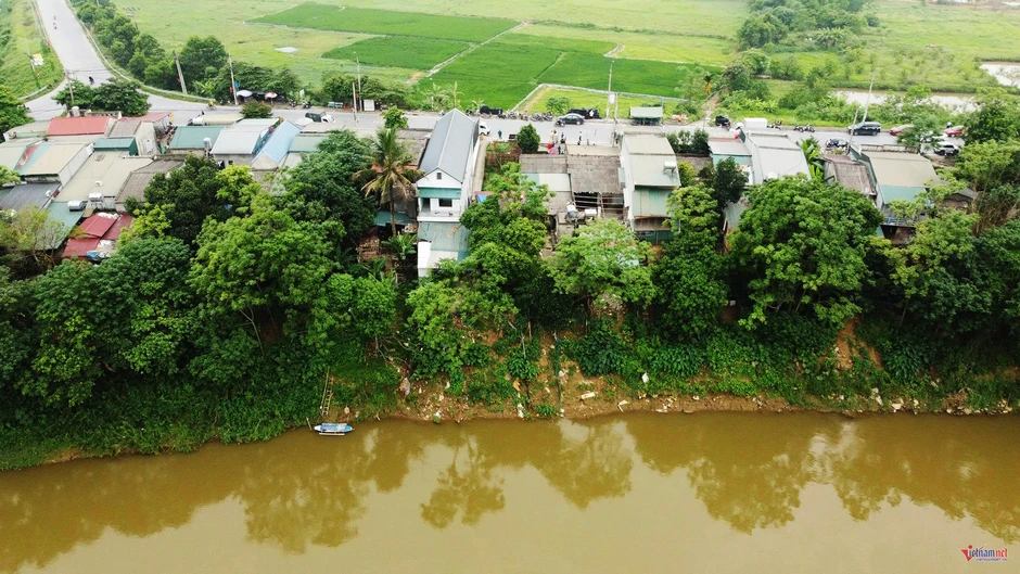 Sông Thao cạn vẫn sạt lở, người dân phải thốt lên 'mất nửa nhà trong một ngày' Sông Thao cạn vẫn sạt lở, người dân phải thốt lên 'mất nửa nhà trong một ngày'