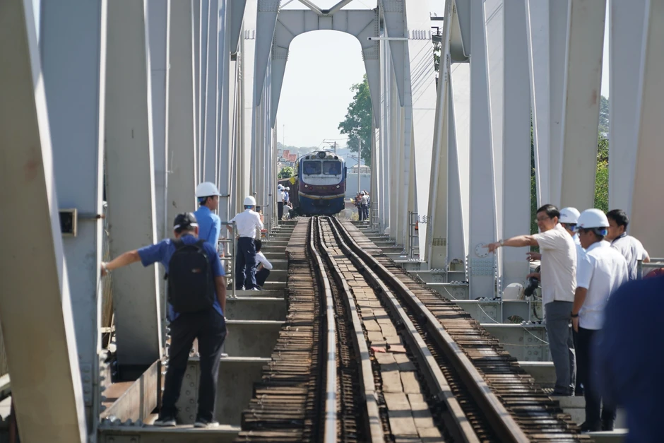 Tăng cường kiểm tra tàu thuyền qua lại khu vực cầu Ghềnh Tăng cường kiểm tra tàu thuyền qua lại khu vực cầu Ghềnh