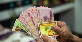 Tăng lương tối thiểu: Đừng để giá cả 'ăn mòn' thu nhập