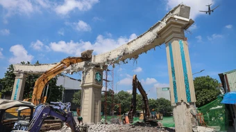 Tháo dỡ cổng chào, nhà dân mở rộng quốc lộ 13