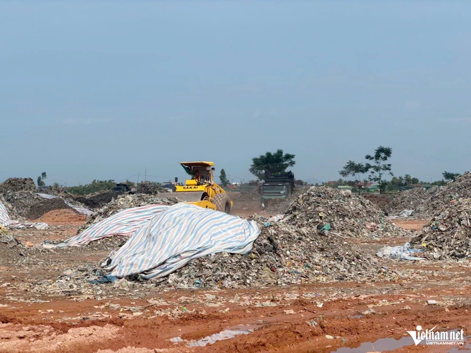Thi công dự án khu công nghiệp hơn 1.555 tỷ đồng, phát hiện 'núi rác' dưới lòng đất Thi công dự án khu công nghiệp hơn 1.555 tỷ đồng, phát hiện 'núi rác' dưới lòng đất