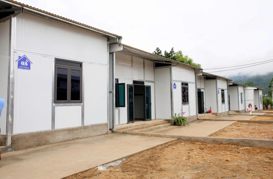 Thi công 'thần tốc', bàn giao 24 nhà mới cho người dân vùng lũ quét Mường Than Thi công 'thần tốc', bàn giao 24 nhà mới cho người dân vùng lũ quét Mường Than